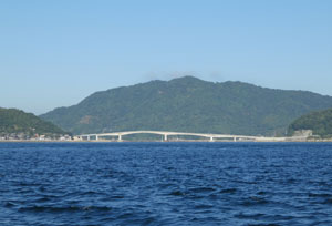 沖家室島への橋